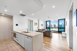 810/2 Como Crescent, Southport