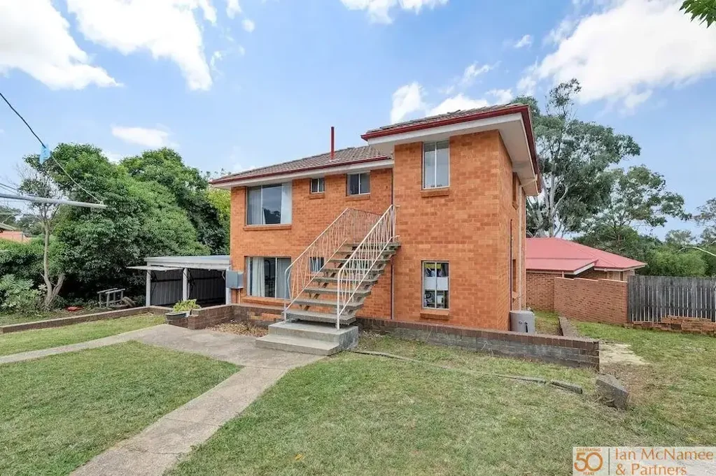 Cosy Top-Floor 2-Bedroom Unit in Convenient Location
