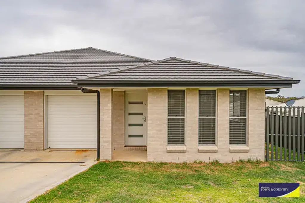 FRESH 3 BEDROOM TOWNHOUSE. Welcome to 33A Arundel Drive, Armidale!