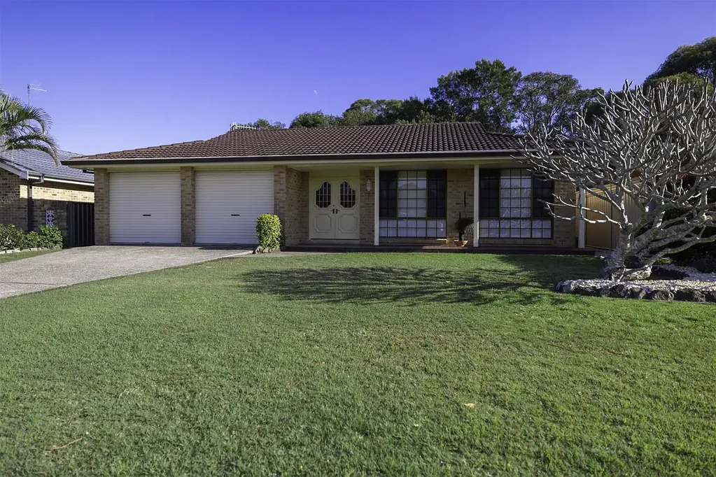 Forster 3ਬੈੱਡਰੂਮ "Stunning Coastal Getaway: Charming House for Sale in Beautiful Forster!"