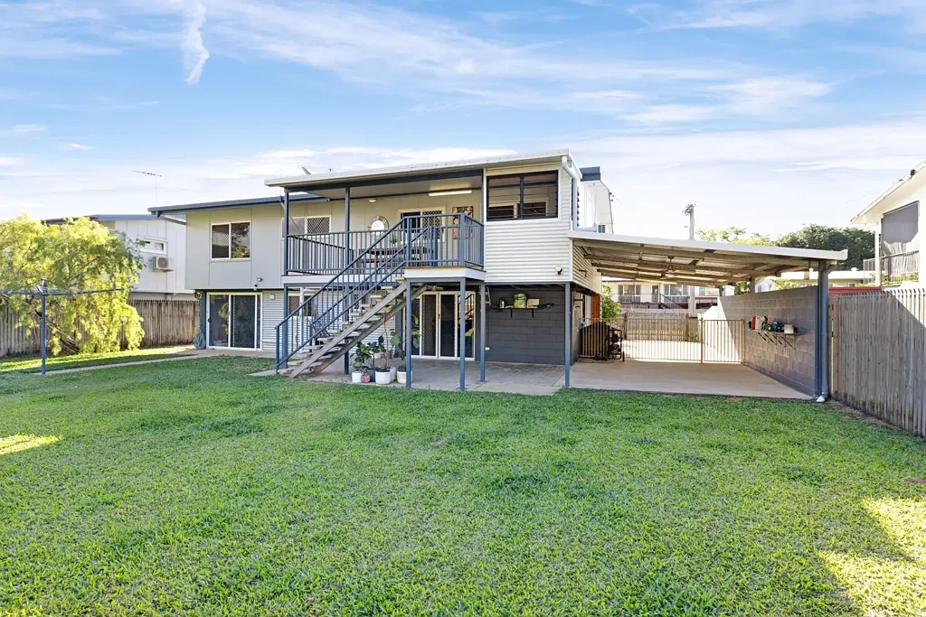 Vincent 3ਬੈੱਡਰੂਮ UNDER OFFER....Spacious High-Set Queenslander with Modern Upgrades and Flexible Living