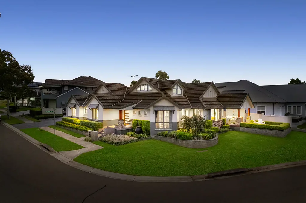 Elderslie 4房 Camden Acres豪宅 630㎡拐角地块 高尔夫景观 四卧奢居 双车库 太阳能系统 Mastercrafted Family Living Overlooking Studley Park Golf Course