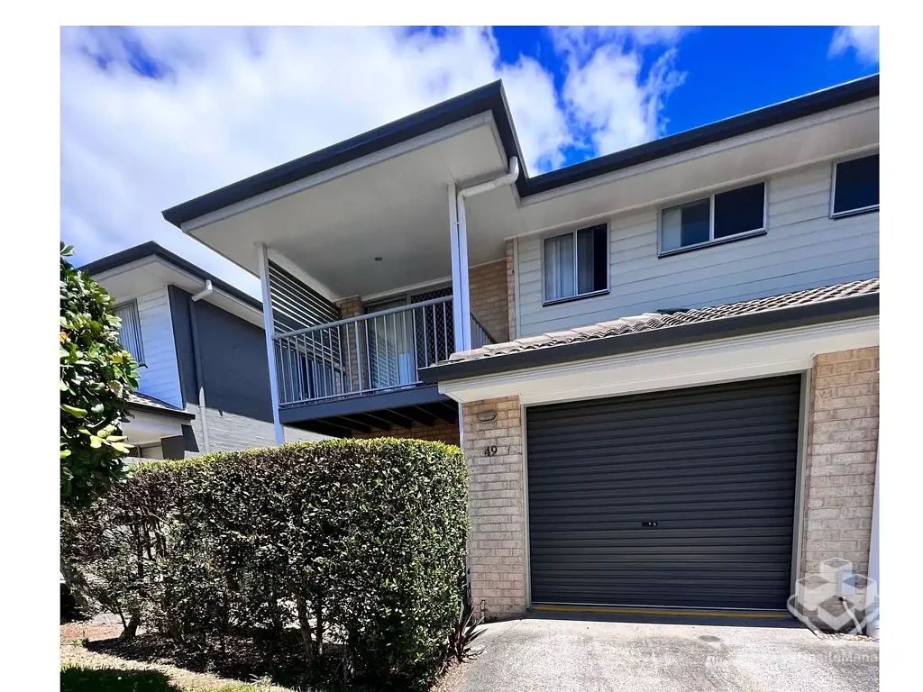 STUNNING 3-BEDROOM TWO-STORY TOWNHOUSE- CLOSE TO EVERYTHING!