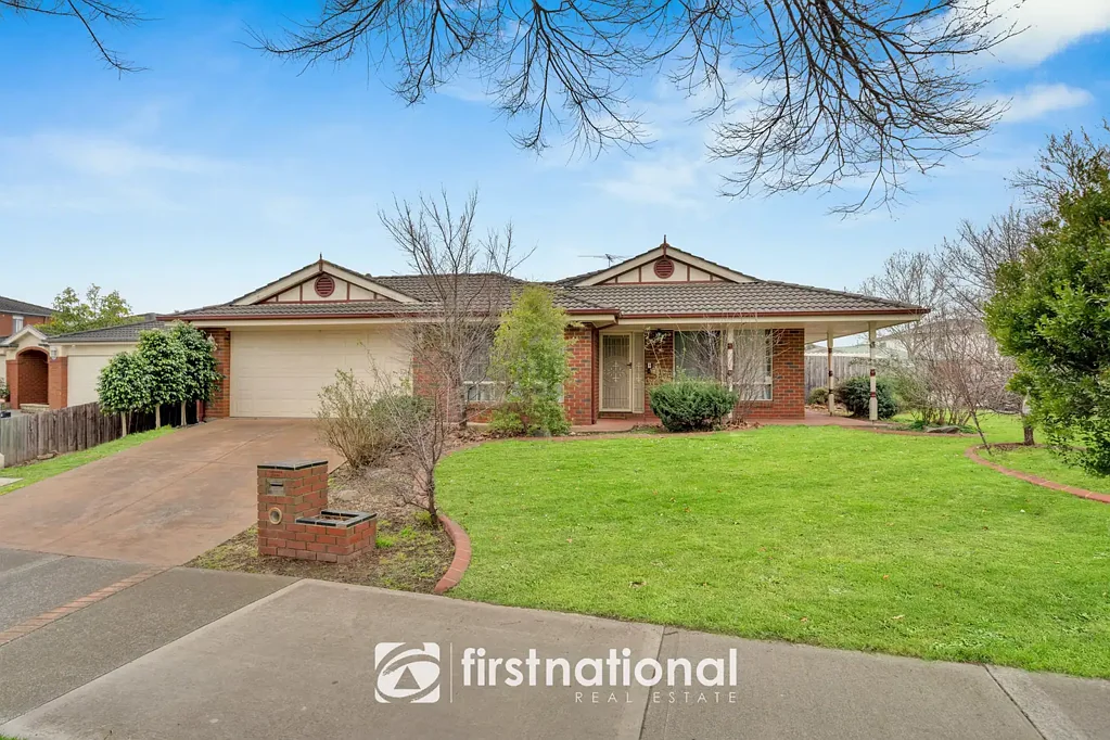 Narre Warren South 4房 宽敞701㎡地块 侧边通道便利 多功能起居空间 精良厨房设计 四卧带主卧衣帽间及独立卫浴 舒适户外娱乐区 双车位车库 太阳能节能 临近Casey中央购物中心及名校 Spacious Family Living on 701m² (Approx.) in Prime Narre Warren South Locale