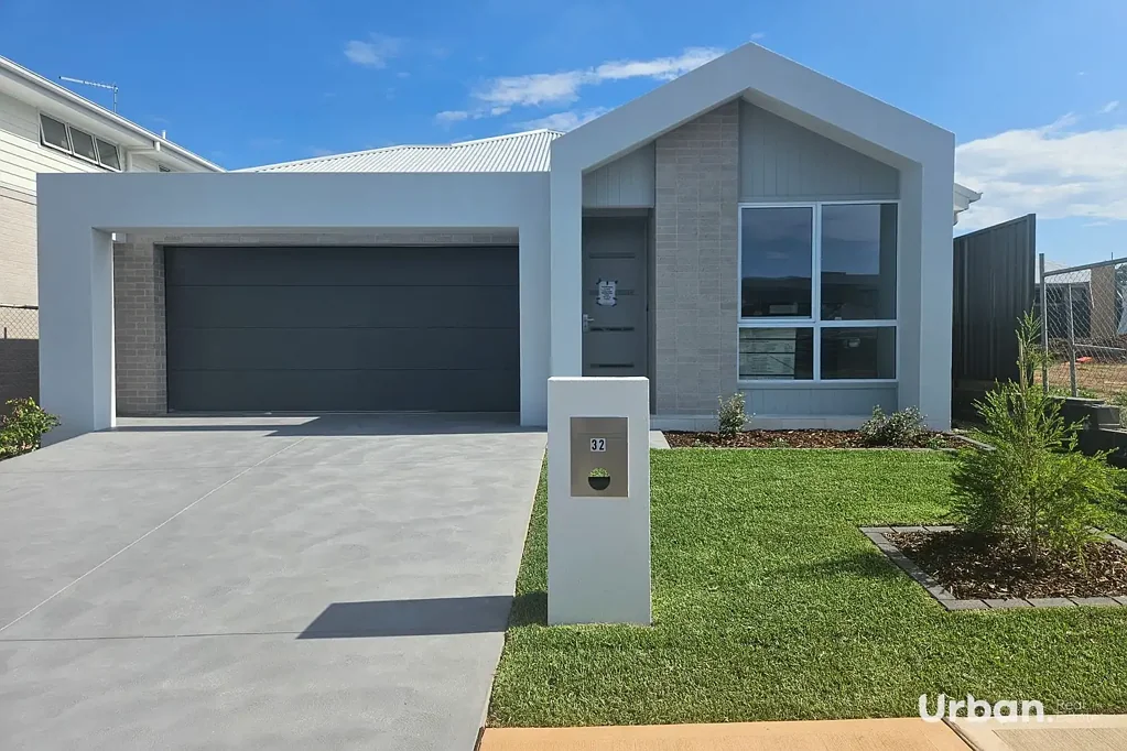 Lochinvar 4Zimmer Brand New Contemporary Design - Single Level Living on Large 596m2 Block