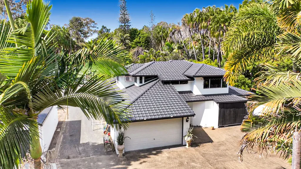 Dundowran Beach 6ห้องนอน Luxury Acreage Oasis with Dual Living, Lots of Sheds & a Private Lagoon - Walk to Dundowran Beach