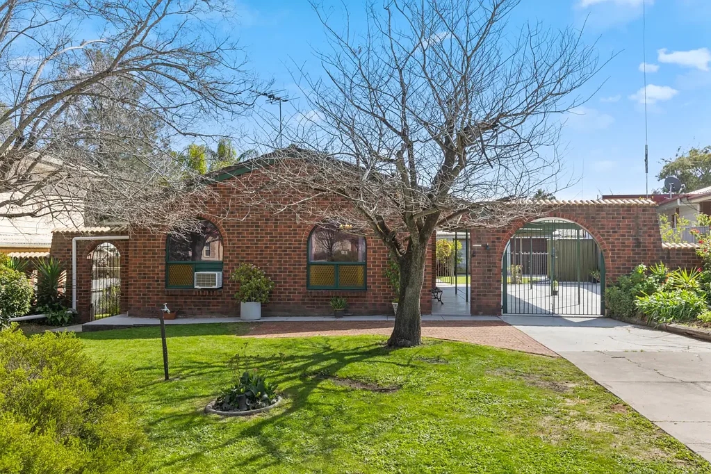 Athelstone 3ਬੈੱਡਰੂਮ Solid 1970s Home in Peaceful Hillside Setting