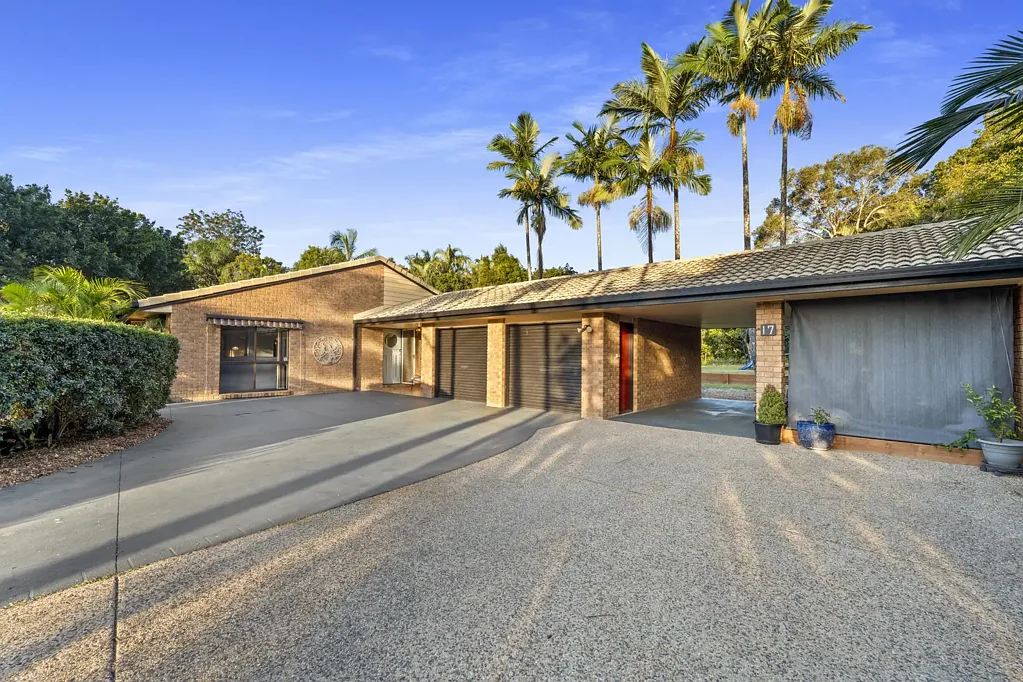Beerburrum 5 Bedroom Expansive Family Home With Mountain Views!