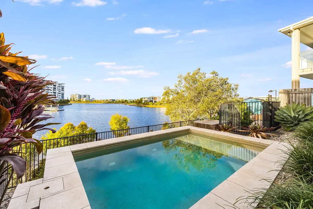 Birtinya 5房  5-Bedroom Family Home Overlooking Lake Kawana - Prime Birtinya Location!