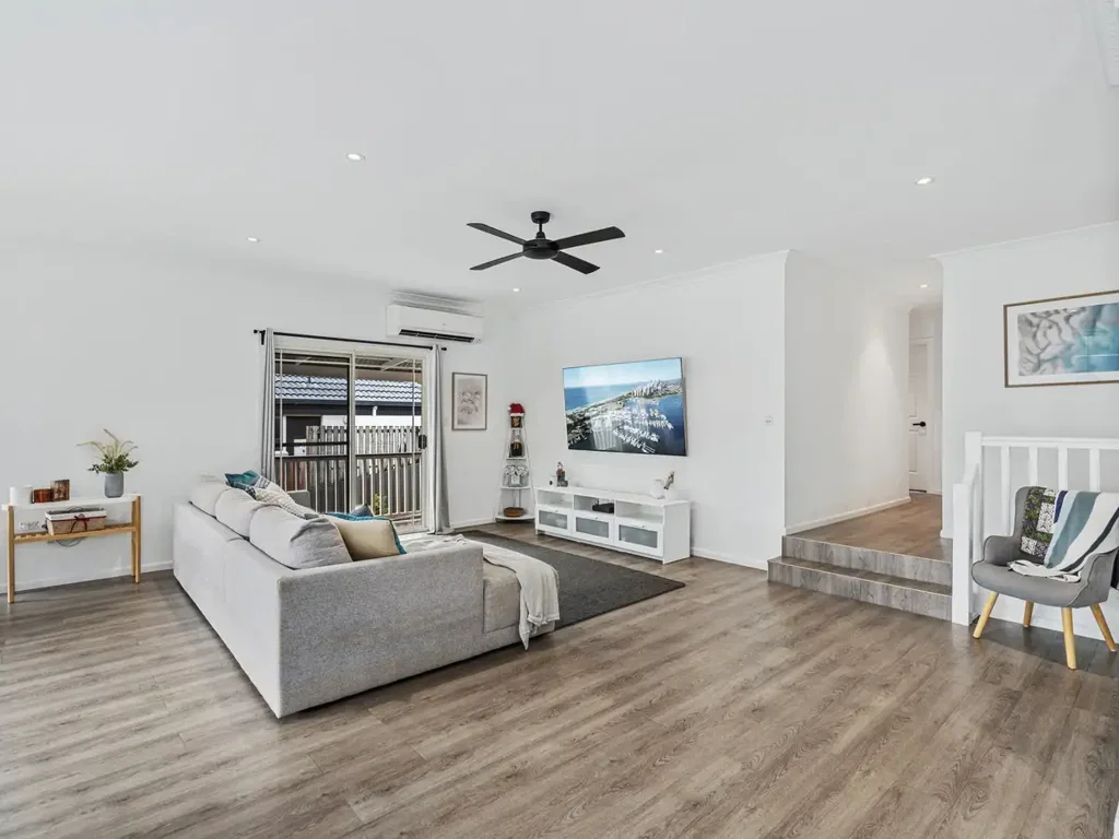 8 Pacific Pines Boulevard, Pacific Pines, QLD 4211