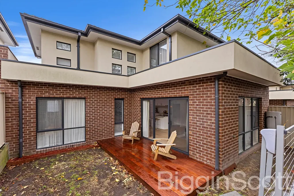 Mount Waverley 3Kwarto THE PERFECT BALANCE OF SPACE AND EASY LIVING WITHIN THE MOUNT WAVERLEY SECONDARY COLLEGE
