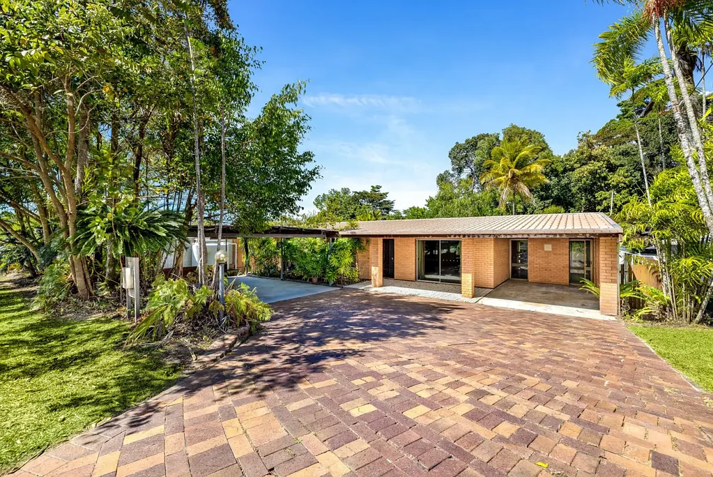Whitfield 3房  Renovate or Detonate. Prime Upper Whitfield Position. 890sqm.