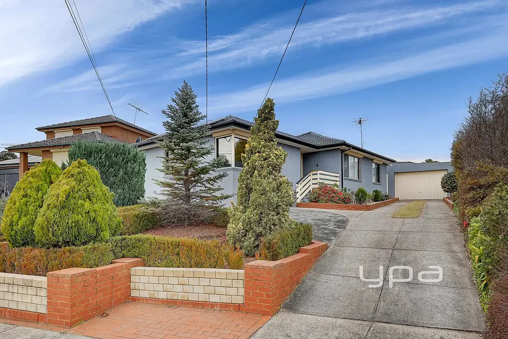 Gladstone Park 4部屋 ELEVATED COURT POSITION IN A SOUGHT-AFTER LOCALE