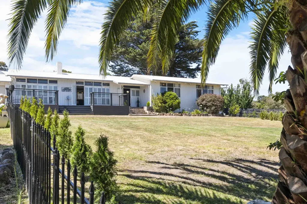 Mount Eliza 4房 Mount Eliza珍稀地块 2809m2平坦开阔 180度海景潜力 四卧奢居 现代厨房 开放空间 自然采光充沛 舒适实用 家园扩展空间 A Peaceful Escape with Room to Grow