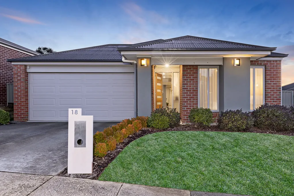 Brown Hill 4Moenga Modern Elegance with Alfresco Living & Cosy Fireplace