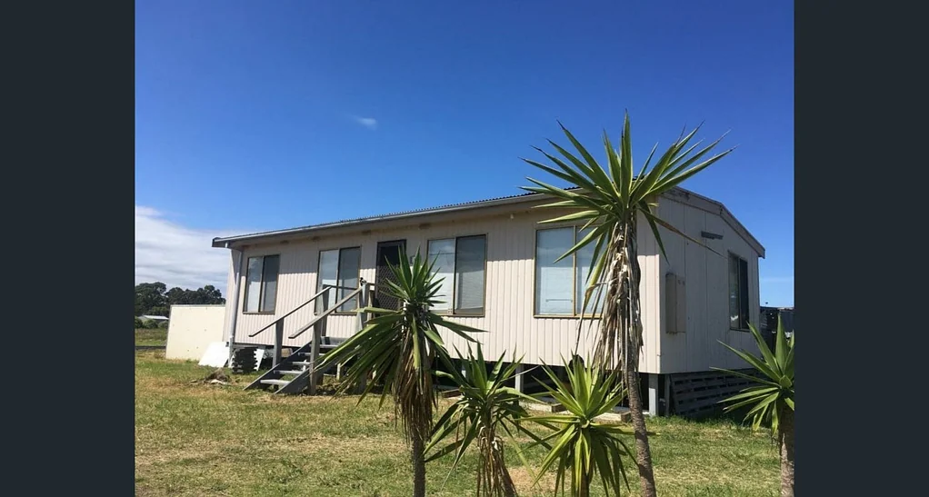 Metung 3房  Lake Views and Close to Hot Springs! 3br 1 bath, 1170m2 flat Block, Quiet Street, Lake Views, Reserve in front