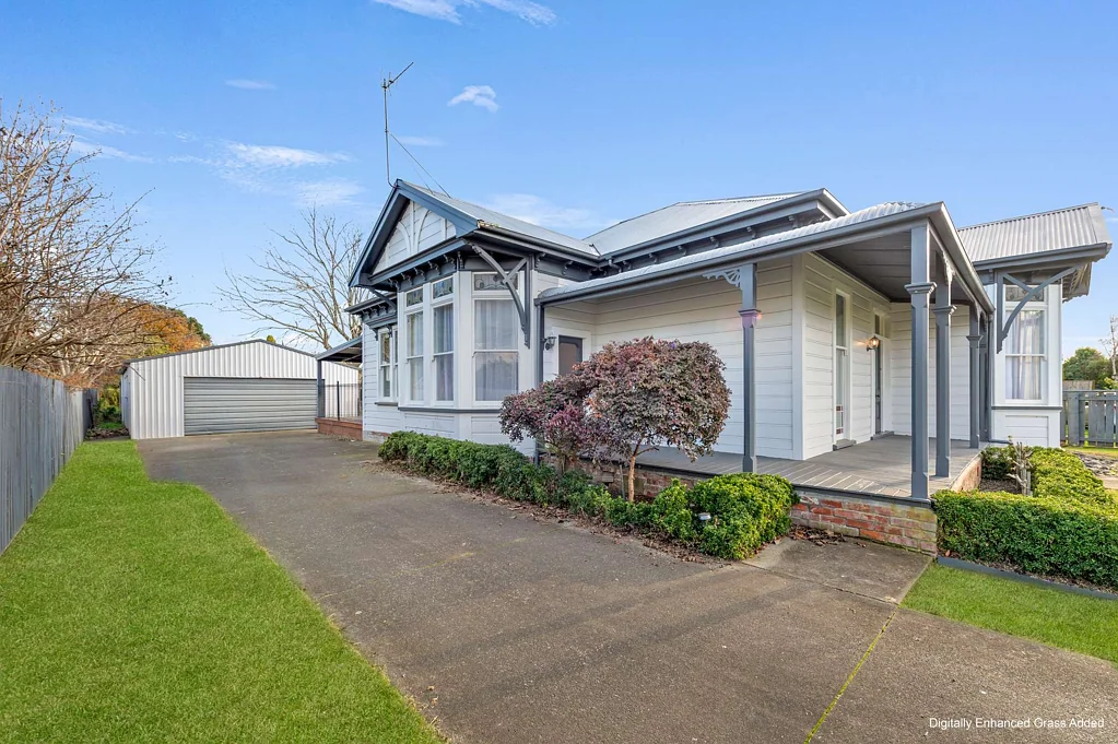 College Estate 3 Bedroom Rare Find: Huge Garage & Villa Charm!