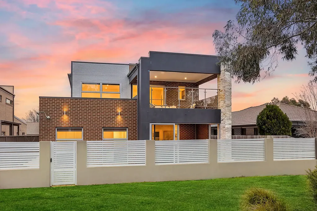 Franklin 6chambre Exceptional Space, Refreshed Throughout, Adjoining Parkland