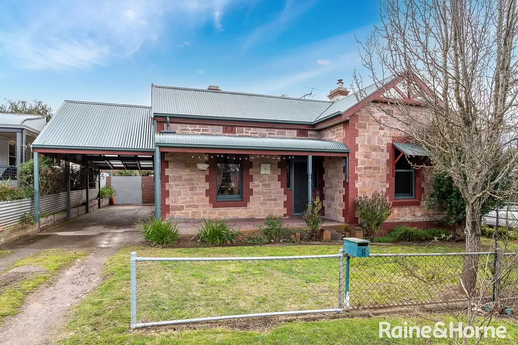 Beautiful stone villa in the best street of Mount Barker  - Register to view