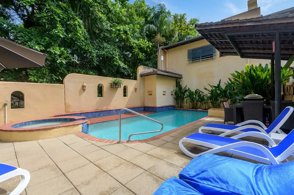 Port Douglas 1 Slaapkamer STEPS TO TOWN AND POOL. GROUND FLOOR IMMACULATE 1 BEDROOM APARTMENT