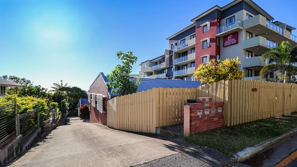 APPLICATION APPROVED:: SPACIOUS TOWNHOUSE IN THE HEART OF GLADSTONE CENTRAL