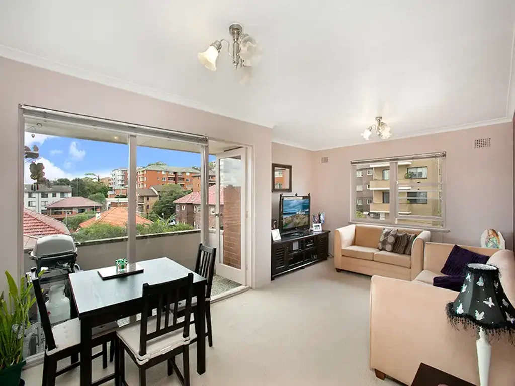 Sunny North Facing Apartment with Lock up Garage