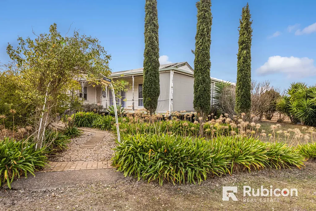 10.6 Hectares land with Spacious 4 Bedroom House in Melton West!!