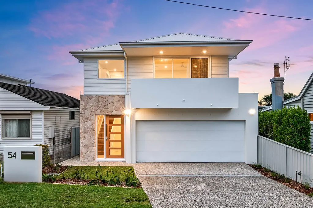 Redhead 6房  Brand new 4-bed home + 2-bed studio & secure parking for 5 cars