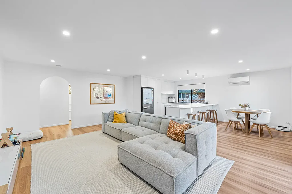 Burleigh Waters 2Zimmer Fully Renovated Duplex in a Prime Burleigh Waters Location