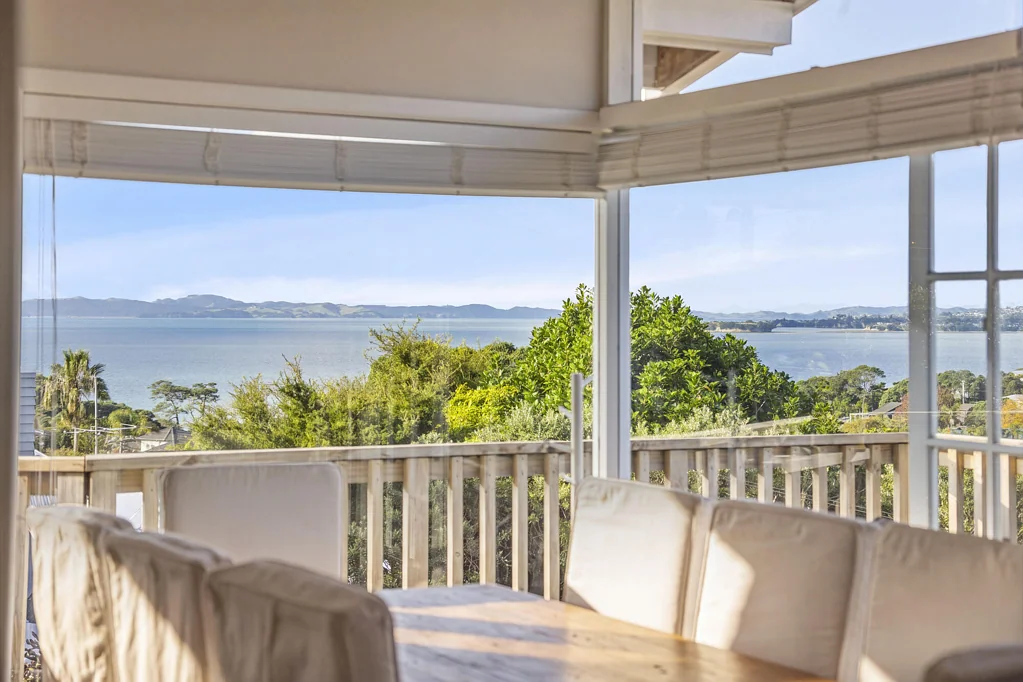 Mellons Bay 3房 842m²地块！Macleans学区内，壮丽海景尽收眼底，二十余年来首次上市，业主已购新居，机不可失！ $156K Below CV! Macleans 3-4 Beds Freehold