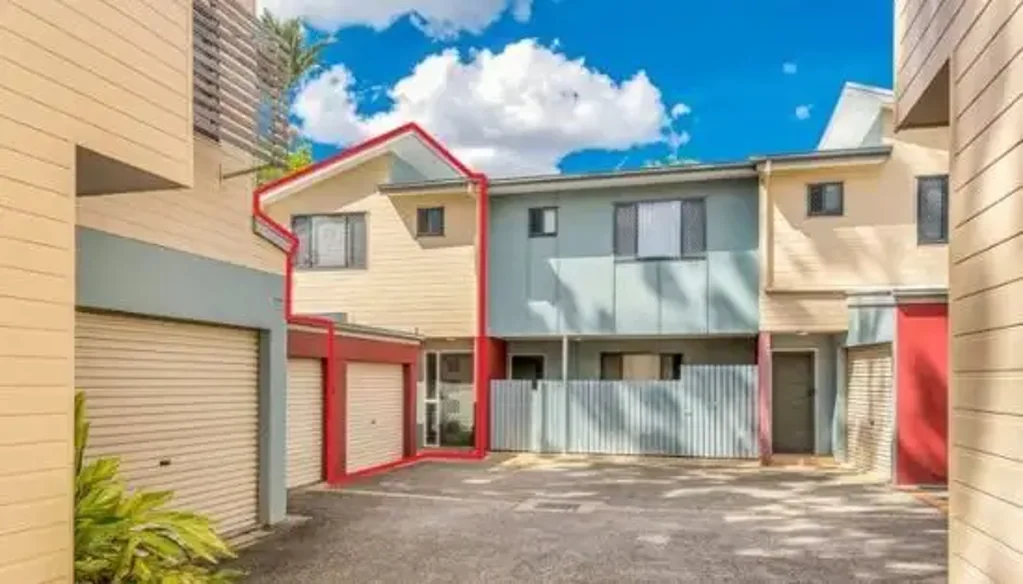 3 Bedroom Townhouse in Prime St Lucia Locale - Walk to UQ