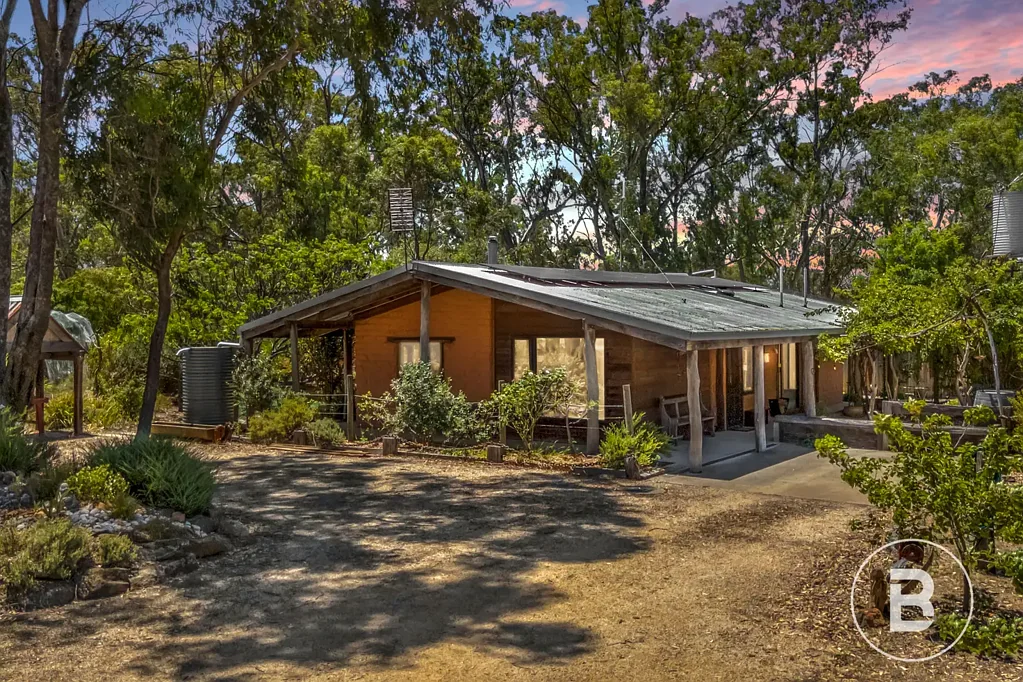 Avoca 2房  SECLUDED MUD BRICK SANCTUARY WITH PYRENEES VIEWS - 2 Acres (approx.)