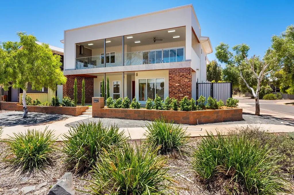 Karlkurla 4房  Luxury Living on the Green, The Ultimate Entertainer’s Dream