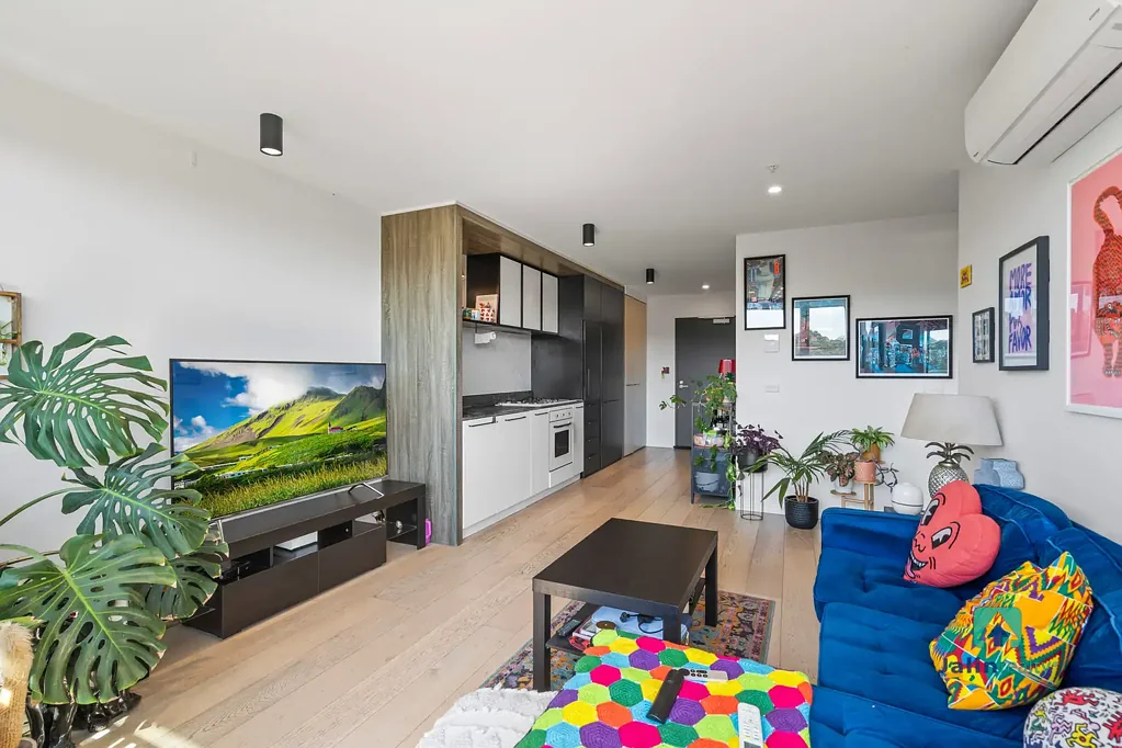 Abbotsford 2房 Abbotsford中心公寓 2卧2卫 2浴 Yarra河景 开放式布局 现代厨房 宽敞阳台 车位储物 度假村设施 步行生活圈 Stylish Riverside Living with Stunning Yarra Views