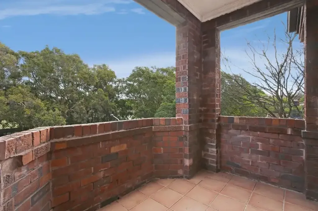 Art Deco Apartment Positioned In Great Location!