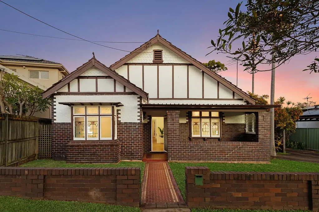 Carlton 3房 如画般完美的特色住宅，尽享步行可达的便利生活 Picture-Perfect Character Home Promising Walk-Everywhere Convenience