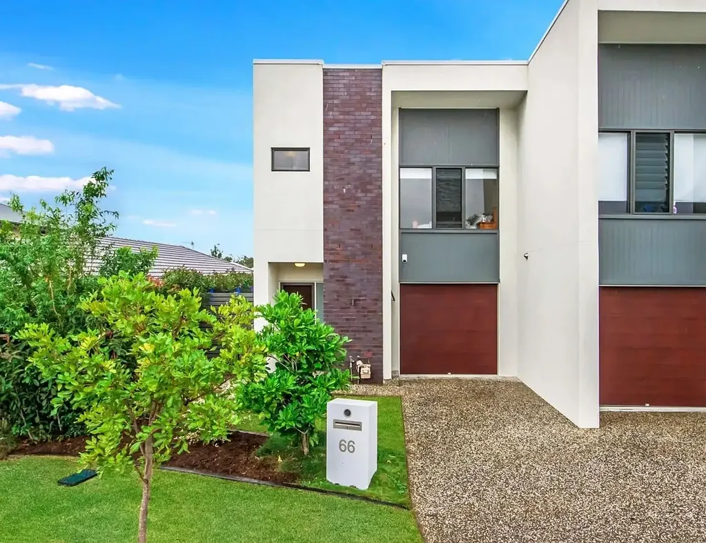 Spacious Modern Townhouse - Convenient location