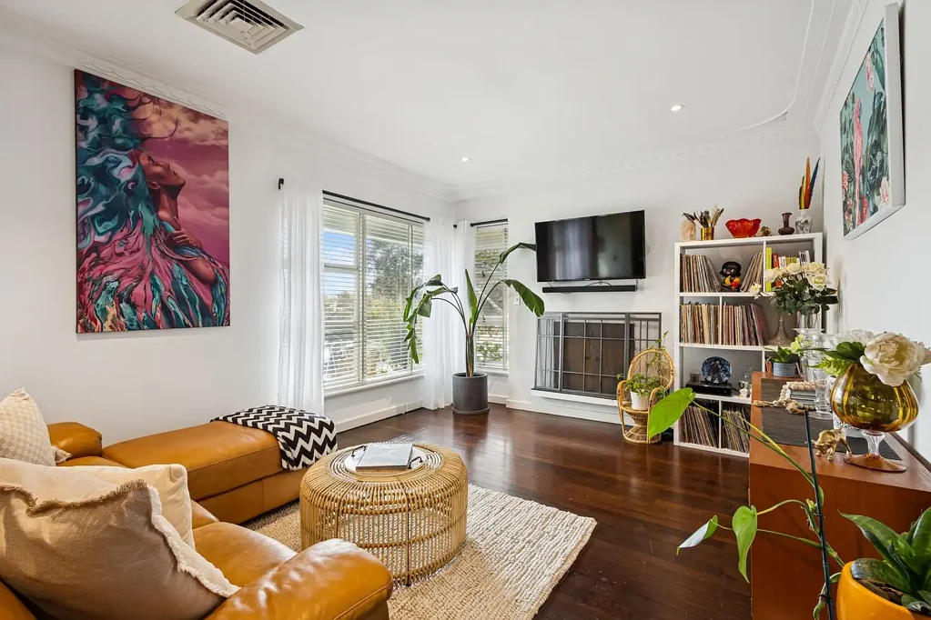 Dianella 3房  GORGEOUS ELEVATED MID-CENTURY HOME WITH STUNNING RESORT STYLE POOL