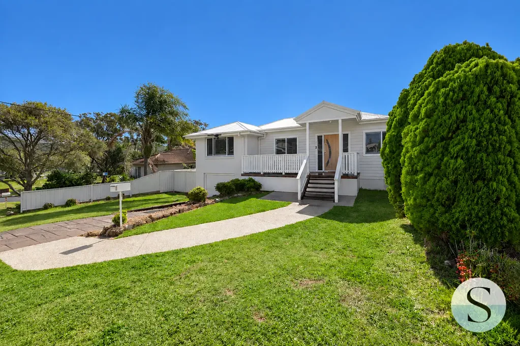 Caves Beach 4Zimmer Coastal Living Done Right – Poolside Entertaining, Beautifully Renovated, Almost Single Level, Side Access, Stroll to Beach, Cafes, Shops & Schools!