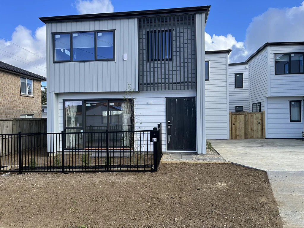 Mount Roskill, as new 3 bedrooms 2.5 bathrooms