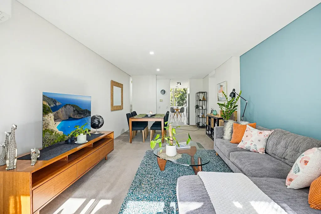 Top floor apartment with resort-style living in prime Newington location