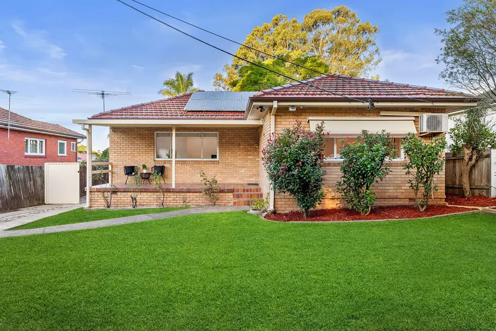 Girraween 3Habitaciones STUNNING BRICK-HOME OFFERING PARKSIDE LIVING | CLEAR BLOCK OF 665M2 & 15.8M FRONTAGE