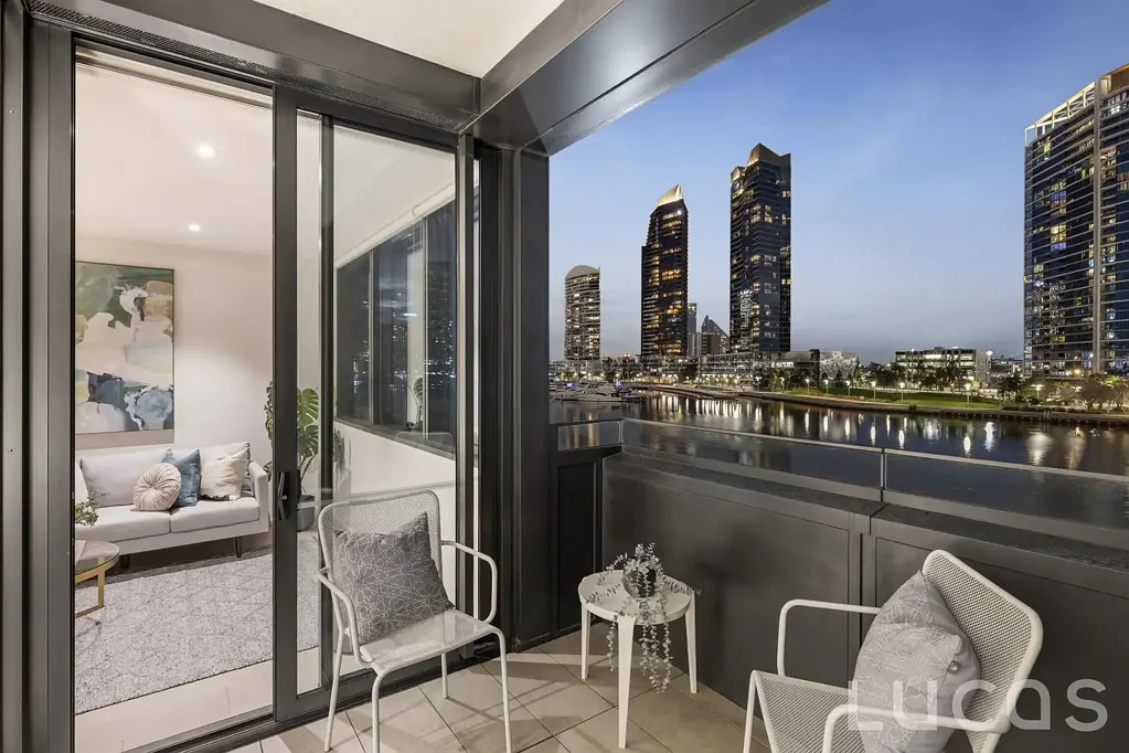 Docklands 2房 Collins Street 临水而居的极致生活 ABSOLUTE WATERFRONT LIVING ON COLLINS STREET