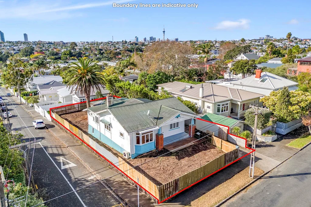 Westmere 3Zimmer Endless Potential in Prime Coxs Bay Position —...