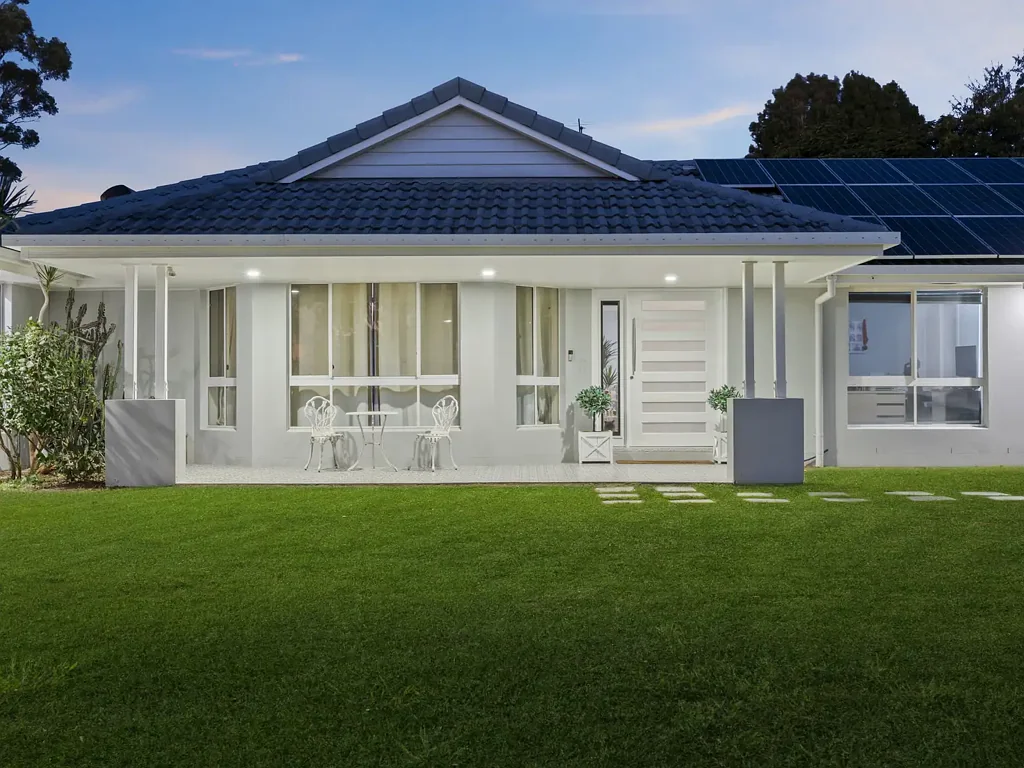 Thornlands 6Moenga Luxury Resort Style Living on 2,015m2 land, 6 Bedrooms, 4 Bathrooms Pool, Shed, Media, Caravan Port and more.