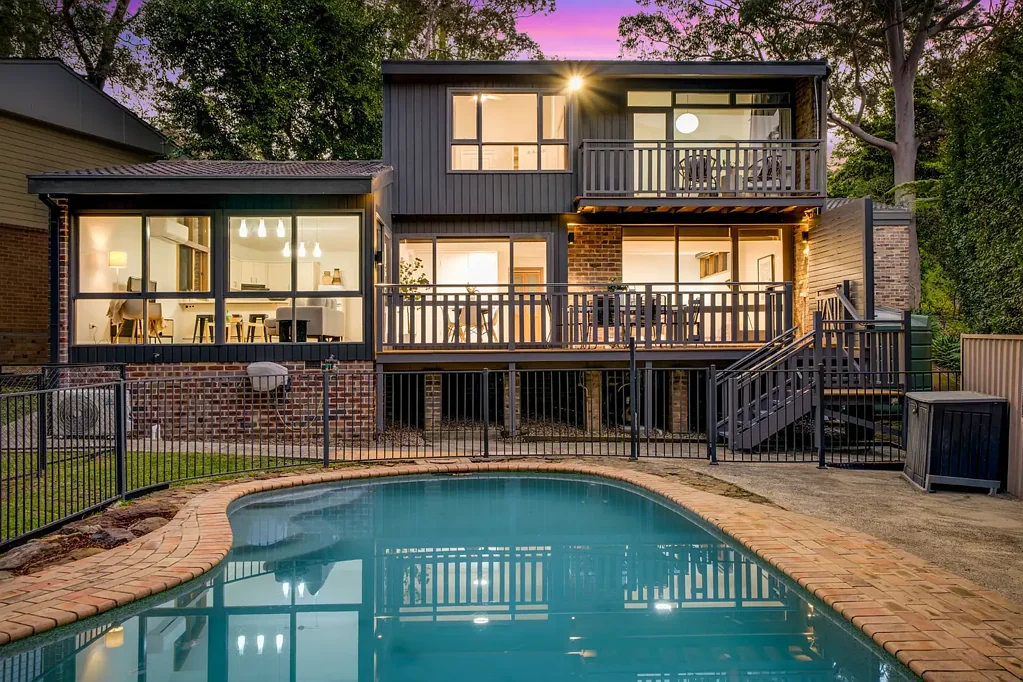 Thornleigh 4房 阳光普照的家庭生活，背靠丛林美景 Sunlit Family Living with a Bushland Backdrop