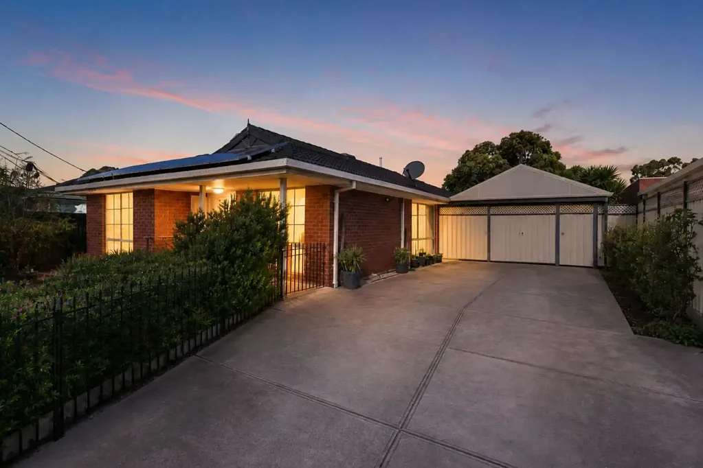 Hoppers Crossing 4房 位于著名 Bellbridge Estate 内，占地约 858 平方米的宽敞家庭生活空间 Spacious Family Living on an Expansive 858m² (Approx.) in the Prestigious Bellbridge Estate