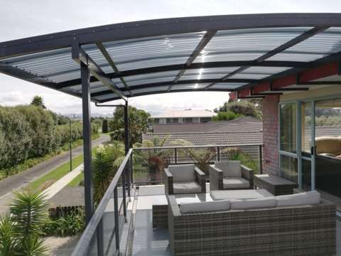 Spacious 3-Bedroom Upstairs Apartment with Harbour Glimpses