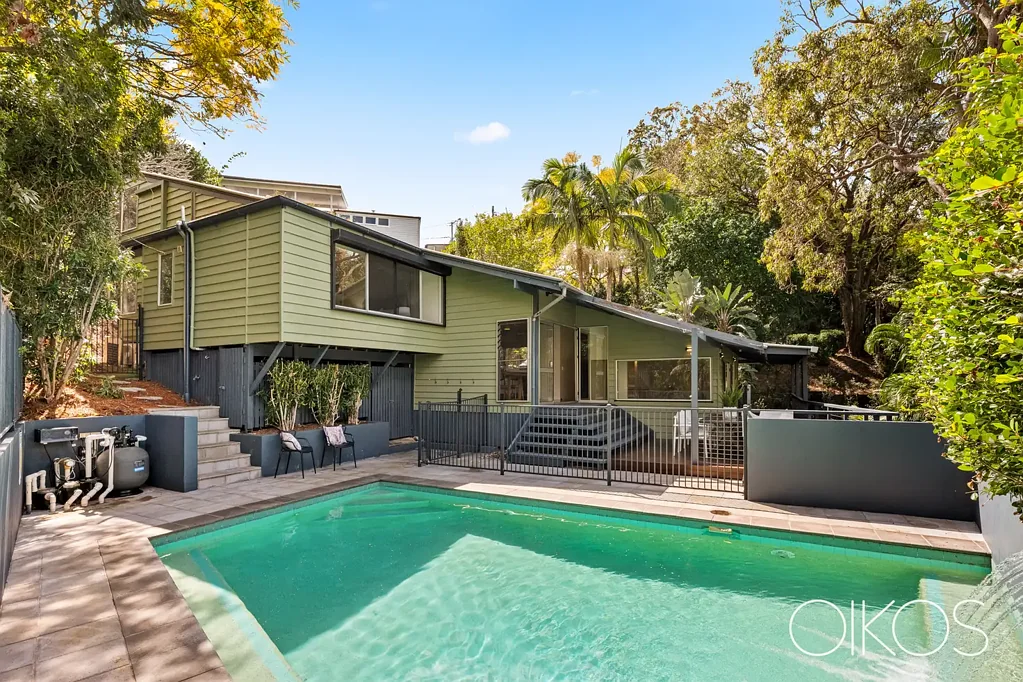 Bardon 4Kwarto PRIVATE TRI-LEVEL HAVEN IN LEAFY BARDON SETTING