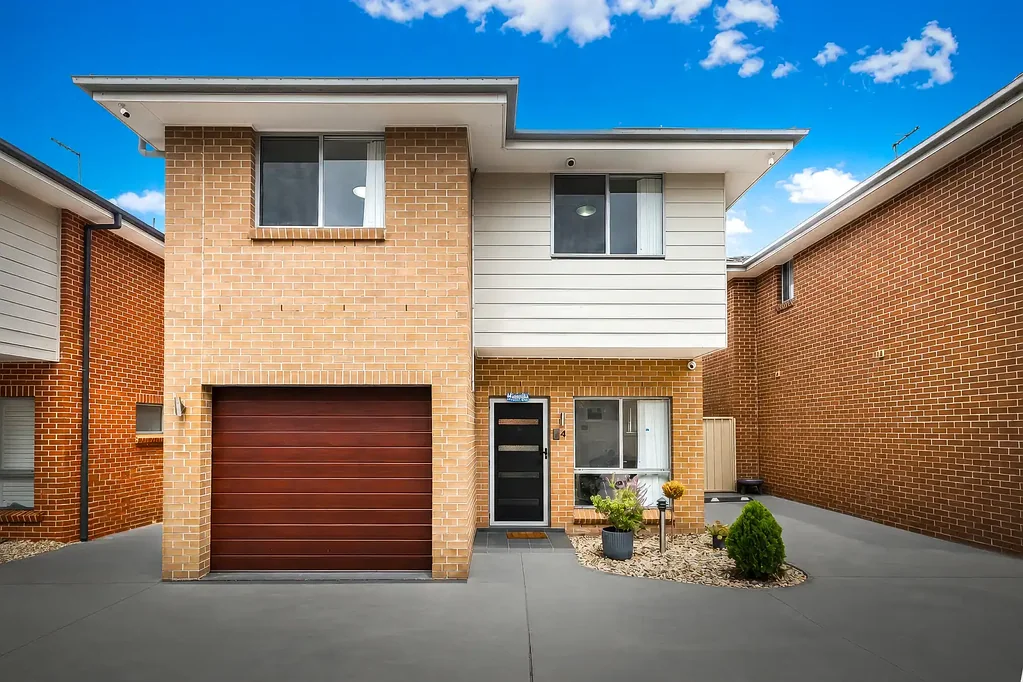 Kellyville Ridge 4房 Kellyville Ridge优越地段 四卧双车库 学区房 精心更新 现代厨房 太阳能系统 安全摄像头 宜人花园 便利生活 Free Standing Townhouse With a Stunning Open Plan Layout Within John Palmer & Ponds Highschool Catchment.